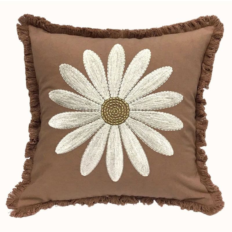 Handbesticktes Kissen "Embroidered Daisy" mit Blumenmotiv. Farbe braun.